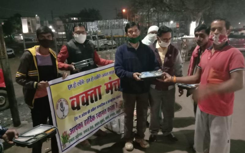 Frustrated, sleeping on pavement, poor destitute, social organization speaker forum, dinner arrangement, Rajesh Parate, Raipur, Chhattisgarh, Khabargali