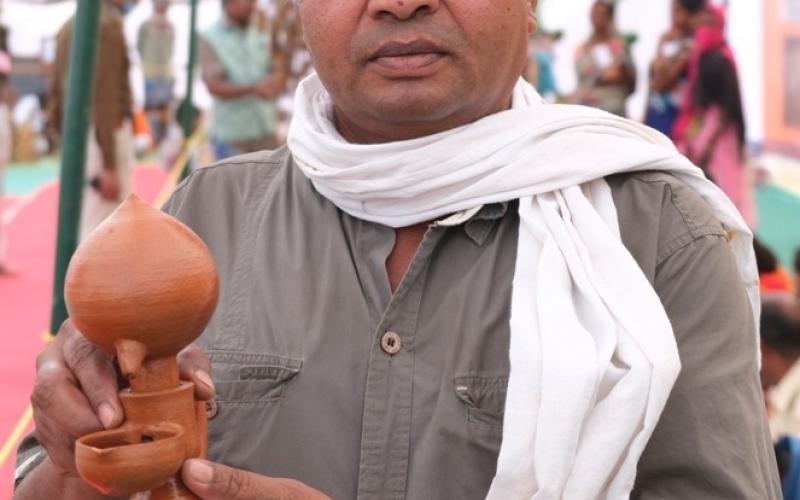 Magical lamp, terracotta craftsman, Village Industries Minister Guru Rudra, Ashok Chakradhari, Kondagaon, Chhattisgarh, Khabargali, Shilp-Nagri