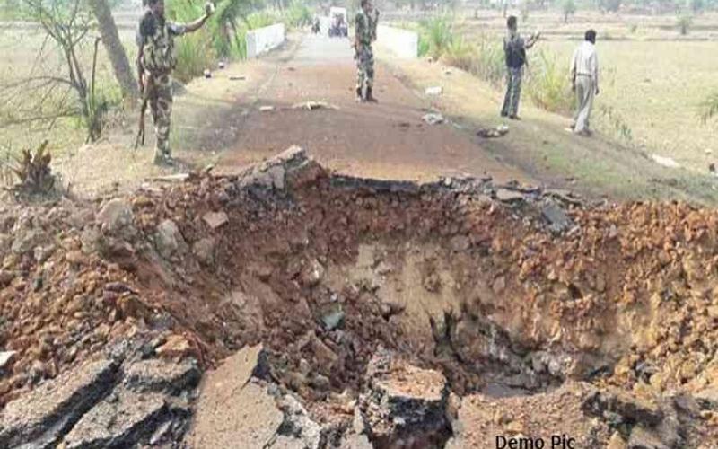 Naxal attack, Chhattisgarh, Narayanpur district, Kanhar village, DRG, 40 jawans, Naxal operation, Bada Naxal attack, Maoists are taking the IED blast, security force personnel, DG Naxal Operation Ashok Juneja meeting.  DIG Naxal, DIG OP Pal, Khabargali