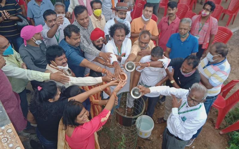 Planting 1000 Peepal saplings, Green Army, Oxygen, Amitabh Dubey, NR Naidu, Vineet Sharma, Shiv Sahu, Raipur, Khabargali