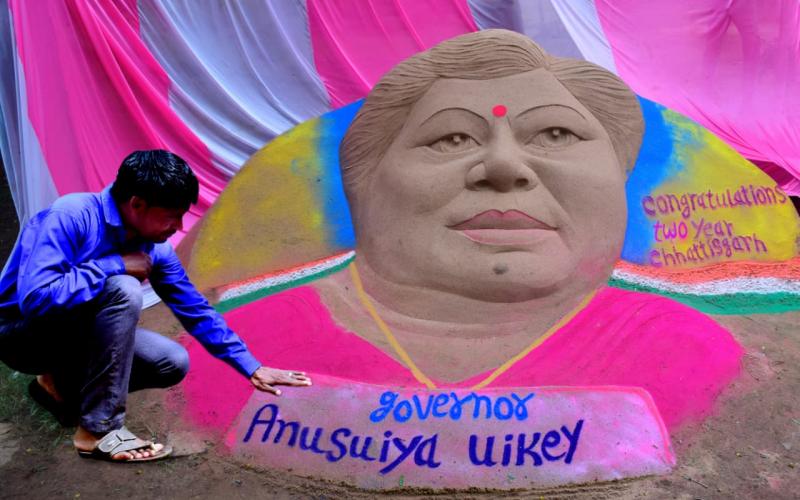 Governor Ms. Anusuiya Uikey, Artwork, Sand Artist Hemchand Sahu, Save Daughter and Mother Karma, Chhattisgarh, Heritage, Rajim Triveni Sangam, Lord Kuleshwar Temple, Khabargali