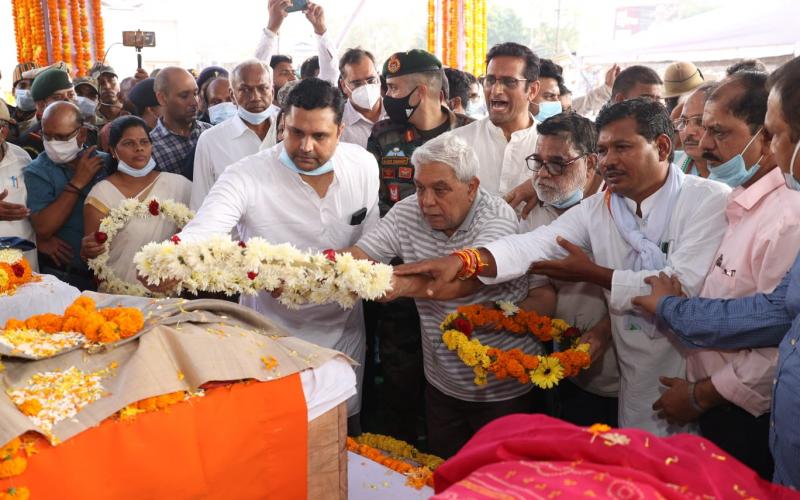 Raigad, Martyr Col Biplab Tripathi, Parthiv body, Shri Subhash Tripathi, Higher Education Minister Umesh Patel,, paying tribute by paying floral wreath, Chhattisgarh, Khabargali