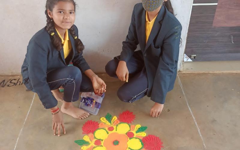 Saragaon, Universal Public School, Make Rangoli, Diya Decoration Competition, Principal RM Bhagat, Khabargali