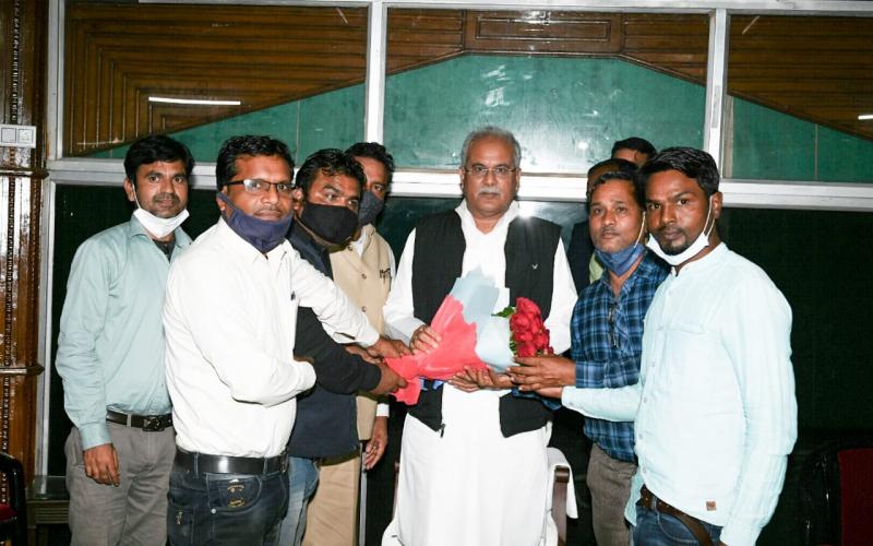 Chhattisgarh Assistant Teachers Federation, Chief Minister Bhupesh Baghel, Manish Mishra, Working President C.D.  Bhatt and Siraj Bakht, Secretary Sukhnandan Yadav, Spokesperson Basant Kaushik and Rajkumar Yadav, Khabargali