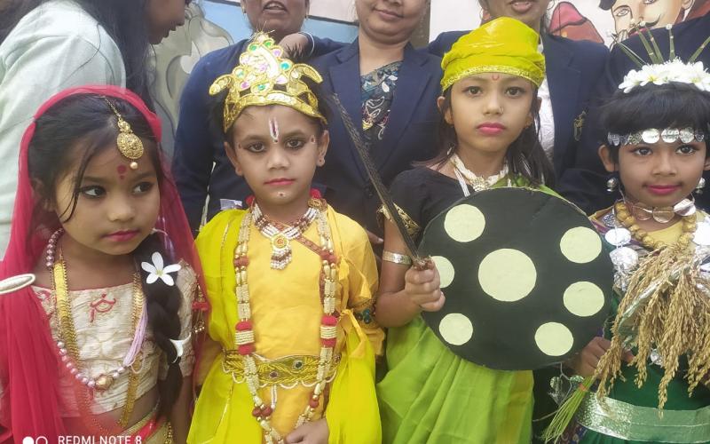 Universal Public High School,Fancy Dress Competition,Krishna,Radha,Meera,Ram,Chhattisgarh Mahtari,Pari,Rani Laxmibai,Chacha Nehru,Principal RM Bhagat,Raipur,Khabargali