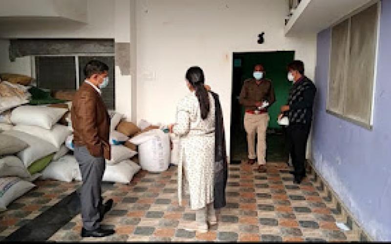 Robbery in broad daylight, according to the information received by the Congress leader, Takeshwar Patel, resident of Darrighat, District Secretary of Congress, masked dacoit, Justice of Chhattisgarh, Bilaspur, Khabargali