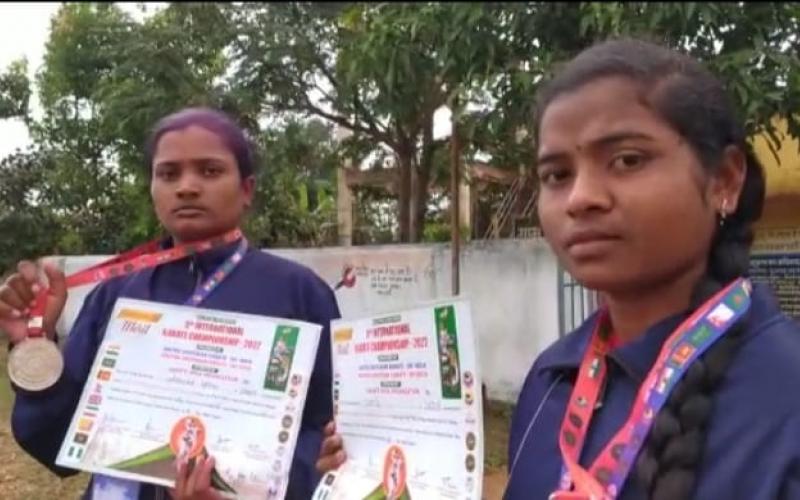 Radhika Hidko, Jyoti Chakradhari, Silver Medal, Pusavad of Daundi Block, Liladhar Nirmalkar, Tribal Daughters, Chhattisgarh, Visakhapatnam, Two Day 5th International Karate Championship, Khabargali