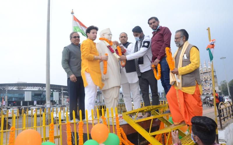 Netaji Subhash Chandra Bose's 125th Birth Anniversary Statue at Railway Station, Chhattisgarh Youth Service Organization, Senior Freedom Fighter Netaji Kanhaiya Lal Bazari, Govind Sharma Pammi, Jasmeet Sharma Sonu, Municipal Corporation Raipur, Chhattisgarh, Khabargali