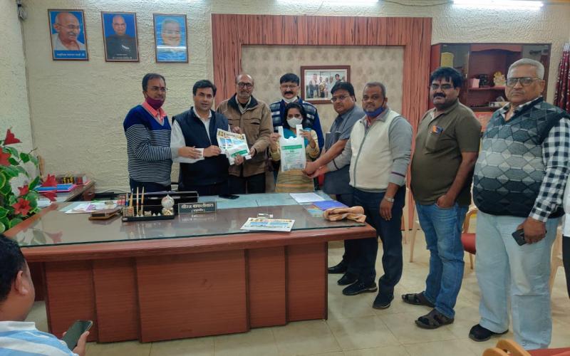 Environmental activist Laxmi Sharma, Durg Nigam, Free 25000 Biodegradable Bags, Non Woven, Municipal Corporation, Swachh Bharat Mission 2.0, Increasing Single Use Plastic, Mayor Dheeraj Bakliwal, Commissioner Haresh Mandavi, Health Officer and Public Relations Officer, Girish Dewan,  Assistant Health Officer Javed Ali, Prahlad Rungta, Chhattisgarh, Khabargali