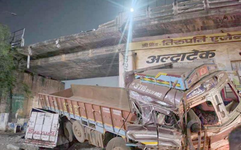 Fort, bike collided, truck fell on pickup below overbridge, four people died, located at Dhamdha Naka, railway bridge, accident, Khabargali