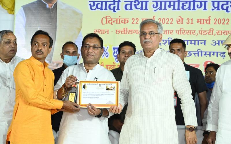 State level Khadi, Village Industries Exhibition, Chief Minister, Bhupesh Baghel, Weaver and Craftsman, Village Industries Minister Guru Rudra Kumar, Chairman of Khadi and Village Industries Board, Rajendra Tiwari, Advisor to Chief Minister Pradeep Sharma, Chhattisgarh, Khabargali