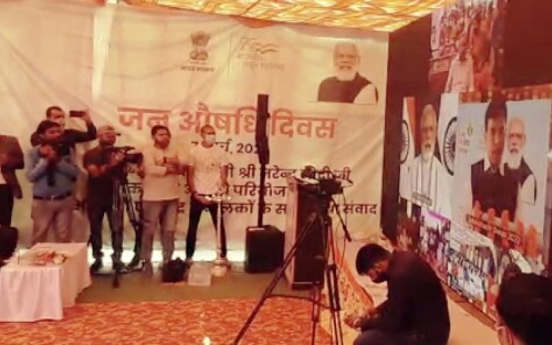 Prime Minister Narendra Modi, Raipur's Jan Aushadhi Kendra, Khandelwal Poly Clinic, Dr. Shailendra Khandelwal, Khabargali