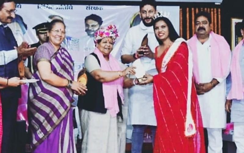 Ada Mrs India, Deepa Meshram, Incredible Nari Shakti Samman 2022, Governor Ms. Anusuiya Uikey", Gunjanas Event, Bhilai, Chhattisgarh, Khabargali