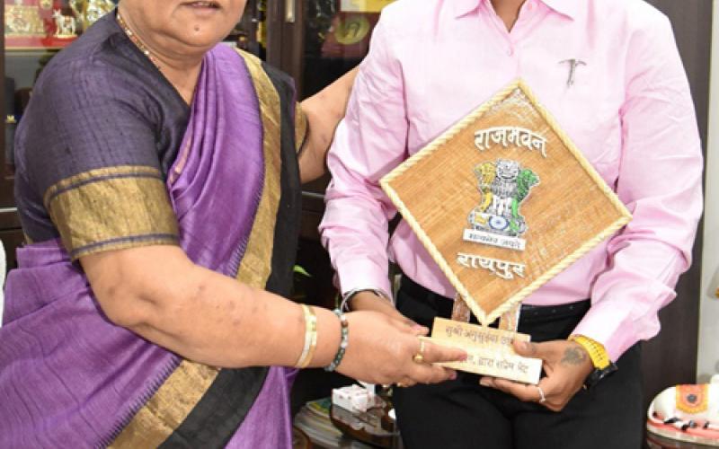 Governor Ms. Anusuiya Uikey, Raj Bhavan, Bastar Mountaineer, Naina Dhakad, Chhattisgarh, Khabargali