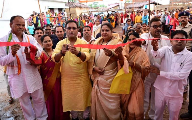 Public Health Engineering and Village Industries Minister Guru Rudra Kumar, Village Khapri, Pahra of Durg district, organized the inauguration and foundation stone laying program, Chhattisgarh, Khabargali