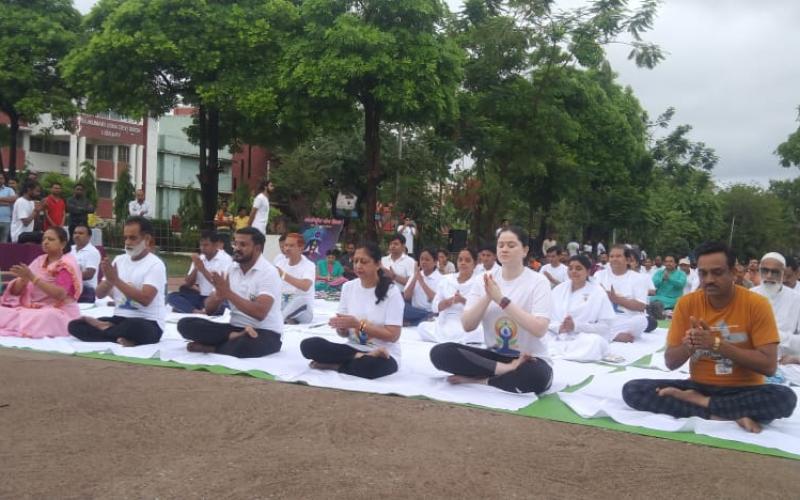 Yoga Day, Combination of Yoga with Music, Indira Kala Sangeet Vishwavidyalaya, Khairagarh University, Yashoda Nilambar Verma, Vice Chancellor Padmashree Mokshada, Mamta Chandrakar, Yoga Instructor Dr. Ajay Pandey, Khabargali