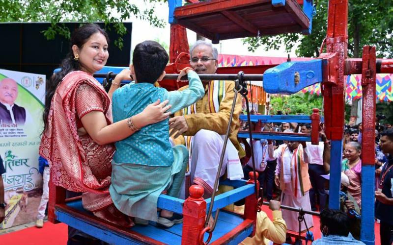 Hareli, CM Baghel, agricultural instruments, duly worshiped Gaumata, climbed the gedi, ran the bhaura, danced Raut, Karma dance, tribal dance, folk artist, traditional Chhattisgarhi musical instrument, Chhattisgarh, Khabargali.