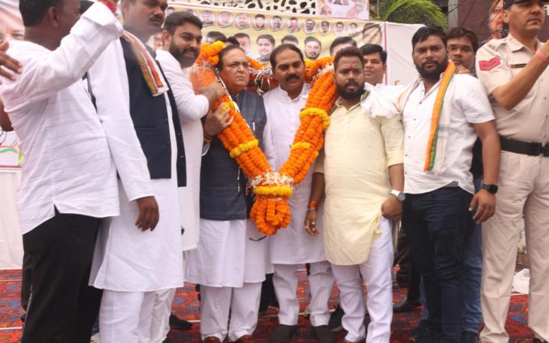 Captain Ajay Yadav, All India Congress Committee OBC Department, National President, Chauleshwar Chandrakar, State General Secretary Bhavesh Baghel, Atishi Swagat, Chhattisgarh, Traditional Khumri, Phuleta, Lathi, Rajiv Bhawan, Raipur, Khabargali