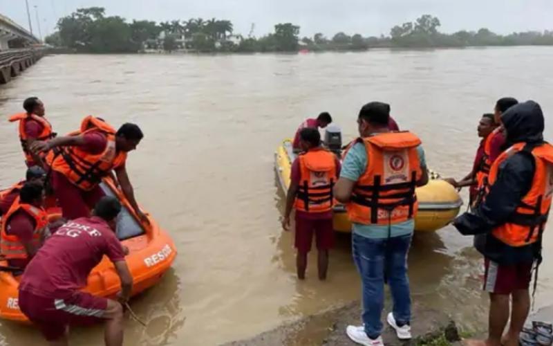 Car got into Shivnath river, river, drain in spate, rain, accident, drowned, fort, Chhattisgarh, Khabargali