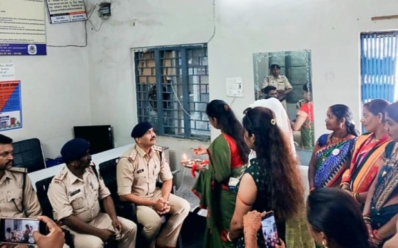 Rakhi to Khaki, Tejaswini Foundation, Traffic Police to the police brothers of Cyber ​​Police Station and Moudapara Police Station, Rajendra Nagar Police Station, Azad Chowk Police Station, Amanaka, Police Station, Mahila Police Station Civil Line, Golbazar, Gudhiyari, Additional Superintendent of Police Office, Harsha Sahu, Amrita Sharma  Anita Agarwal, Hemin Sahu, Manisha Sharma, Kiran Sahu, Neha Jain, Chanchal Thakur, Sapna Samundre, Raipur, Chhattisgarh, Khabargali