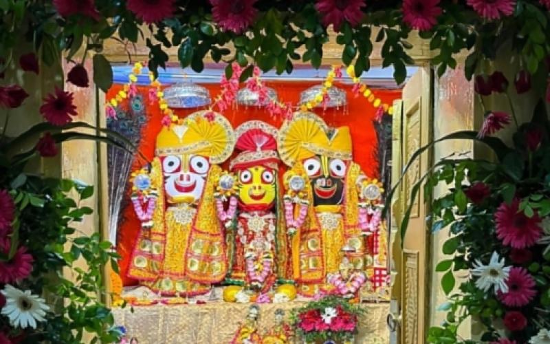 Krishna Janmotsav, Jagannath Temple at Sadar Bazar, Raipur, Lord Jagannath, Bade Bhaiya Baldau, Sister Goddess Subhadra, statues made of sandalwood and neem, Deity of God, Pandit Gunwant Vyas Samiti, Bhajan Sandhya, Omprakash Pujari, 300 years old, Pipli Village  , ninth generation, chhattisgarh, khabargali