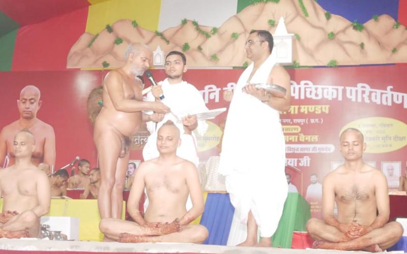 Diksha Mahotsav, initiation of Digambar Jain monks, Acharyashree Vishuddha Sagar Ji Maharaj, Shramana Muni Jayendra Sagar Maharaj, Nikhil Bhaiyaji Jitendra Sagar, Vishal Bhaiyaji Jayant Sagar, Pichhika, Kamandal, Jain scriptures, capital Raipur Fafadih, Digambar Jain Khandelwal Panchayat Bhawan located in Sanmati Nagar  , chhattisgarh, khabargali