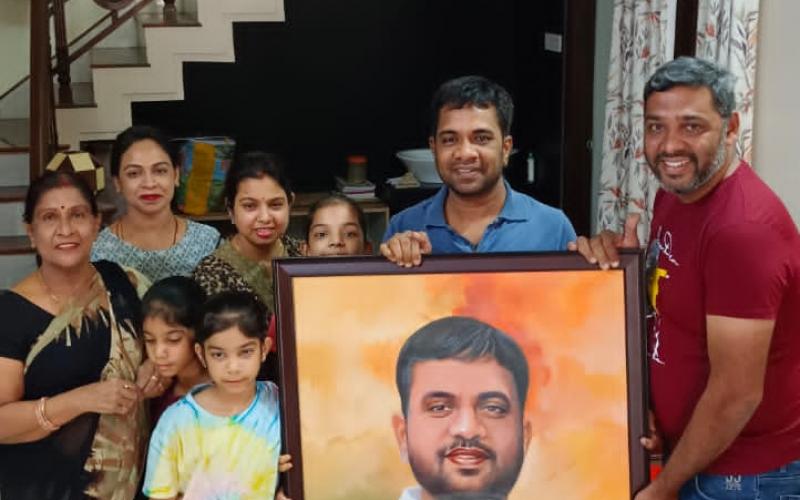 Artist Vinod Panda, Basant Agarwal, portrait painting made with herbal color, Chief organizer of Shiv Mahapuran Katha, Mayor Ejaz Dhebar, Raipur, Chhattisgarh, Khabargali