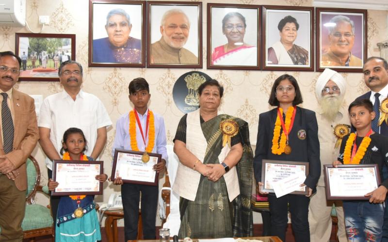 Courageous children were felicitated at Raj Bhavan, Guru Gobind Singh, Balidani Sahibzadon, Governor Anusuiya Uike, Chhattisgarh Civil Society, Dr.  Purnendu Saxena, former chairman of Minorities Commission Surendra Singh Kembo, Dr.  Kuldeep Solanki, Raipur, Chhattisgarh, Khabargali