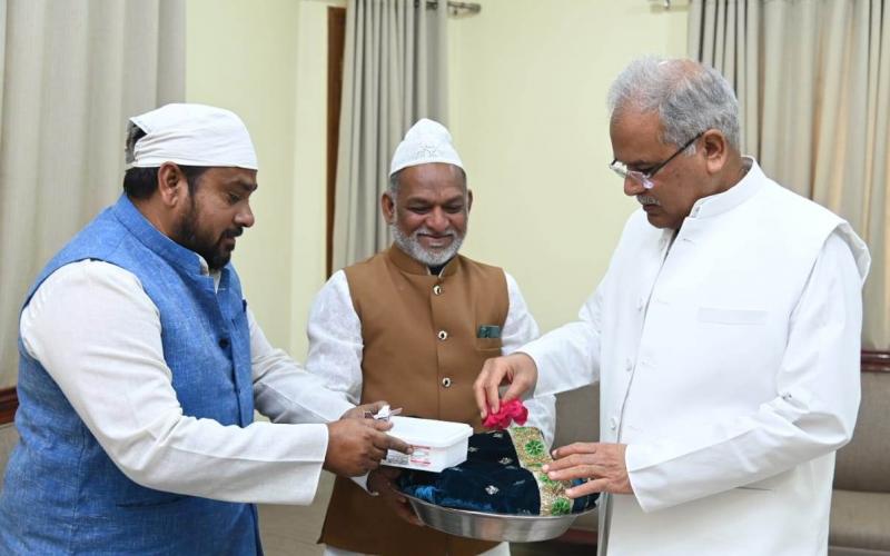 Ajmer-based Khwaja Moinuddin Chishti, Chadar and Akidat flowers, Chief Minister Bhupesh Baghel, Alderman Naeem Raza, Faheem Khan, Mayor of Raipur Municipal Corporation Ejaz Dhebar, Chhattisgarh, Khabargali