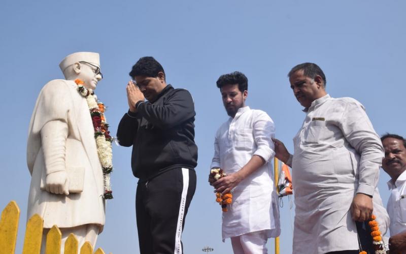 Netaji Subhash Chandra Bose's birth anniversary at Station Chowk, Chhattisgarh Youth Army Organization, self.  Govind Sharma, Pammi Bhaiya, Corporation Mayor Ejaz Dhebar, Kuldeep Juneja, Jasmeet Sharma, Raipur, Khabargali