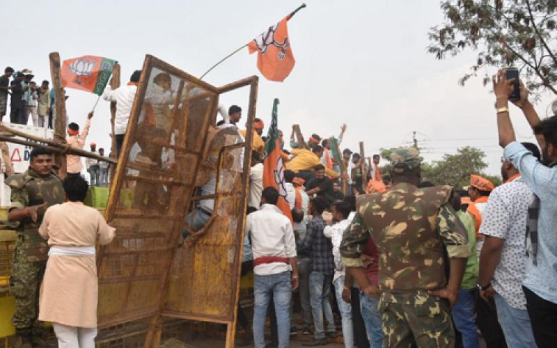 BJP's Halla Bol, Big demonstration against the government at the Prime Minister's residence, Jhumjhatka with the police, Police burst smoke bombs, also fired water canon - Saw, Brijmohan, Moonat, Netam, Saurabh, Kedar, Vijay arrested a worker and sarpanch in smoke bomb  Ghail, assembly gherao, Raipur, Chhattisgarh, news, khabargali