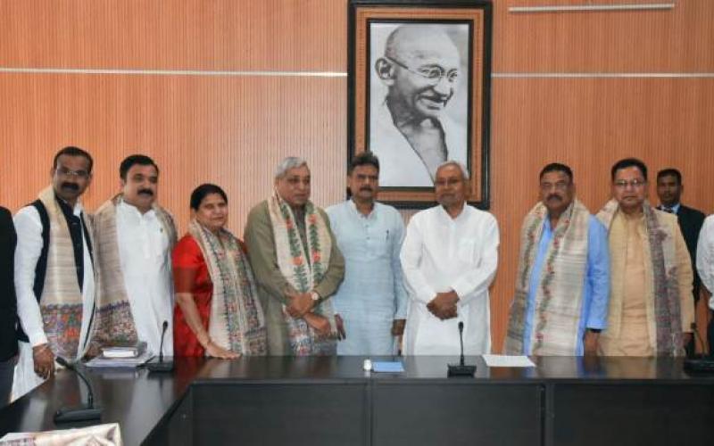 Liquor ban, food, education, improvement in living, Satyanarayan Sharma, tour of Bihar and Gujarat, politics of Chhattisgarh, Parliamentary Secretary Rashmi Singh, Shishupal Sori, Kunwar Singh Nishad, Dwarkadhish Yadav, Daleshwar Sahu and Purushottam Kanwar, Excise Commissioner  Niranjan Das, Khabargali
