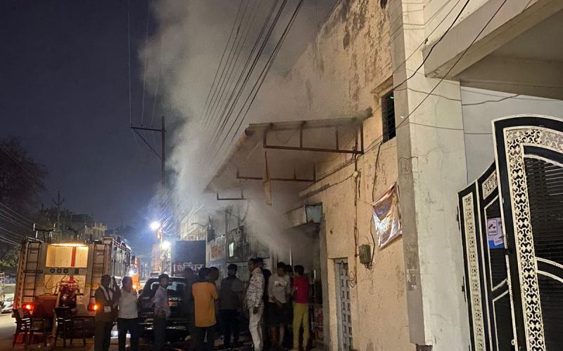 Fierce fire caused huge damage and loss of lakhs, Agrasen Chowk, Ramsagarpara, Wholesale Dryfruits Namkeen Mithai, Confectionery shop Gurudev Sales Corporation, shop, fire broke out due to short circuit, Raipur, Chhattisgarh, Khabargali