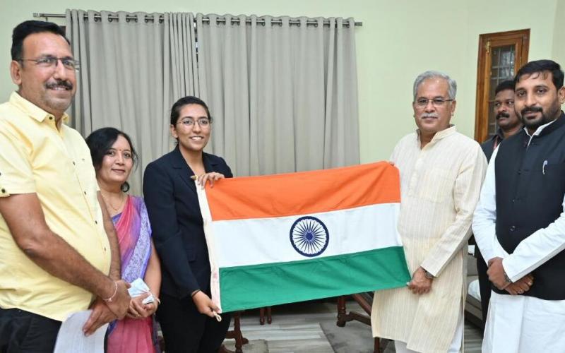 Mount Everest victory, Chief Minister Baghel, Chhattisgarh's mountaineer Ms. Yashi Jain, Indian National Flag, Garhbo Nava Chhattisgarh Flag, news, khabargali