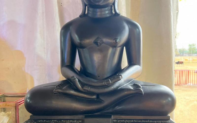 Digambar Jain Temple Amaltas Cancel Kachna, Shri 1008 Munisuvrat Nath ji, 51 inch statue of black stone sitting, Raipur, Khabargali