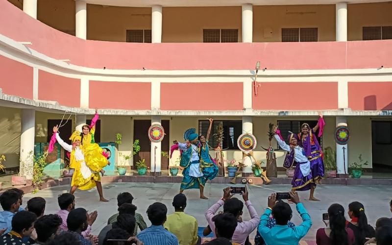 Khairagarh, the culture of Punjab and Bundelkhand came alive, the students of folk music gave a wonderful presentation, Indira Kala Sangeet Vishwavidyalaya, Dr.  Nathu Tode, Dr. Parmanand Pandey, Dr. Vidya Singh Rathore, Public Relations Officer Vinod Dongre, Chhattisgarh, Khabargali