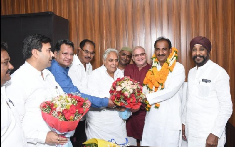 Altaf Ahmed, newly appointed Chairman of Chhattisgarh Madarsa Board, Arun Vora, MLA and Chairman, Warehouse Corporation, Mahendra Singh Chhabra, Chairman Ch.  State Minorities Commission Dhiraj Bakliwal Mayor Durg, Idris Gandhi President Ch.  Urdu Academy, Mohd.  Aslam President Ch.  Haj Committee, Mohd.  Hafiz Khan Vice President Ch.  State Minorities Commission, M. R. Khan (Secretary), Mohd.  Iqbal, Govind Kumar Mishra, Dr. Imtiaz Ahmed Ansari, Chhattisgarh, Khabargali