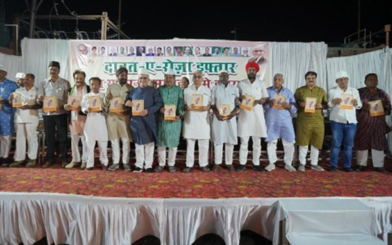 Roza Iftar, poets, adibo, widow of late poets, Idris Gandhi President Chhattisgarh Urdu Academy, Satyanarayan Sharma, MLA Kuldeep Juneja, Media Advisor Ruchir Garg, Khadi Village Industry President Rajendra Tiwari, Chairman Pramod Dubey, Haj Committee President Aslam Khan, Madrasa  Board President Altaf Ahmed, Salam Rizvi, Sanjay Pathak, Arun Bhadra, Iqbal Ahmed Rizvi, Riyaz Khan, Shakeeluddin, Hameed Advocate, Vice President of Urdu Academy Dr.  Nazir Ahmad Qureshi, Khabargali, Raipur,