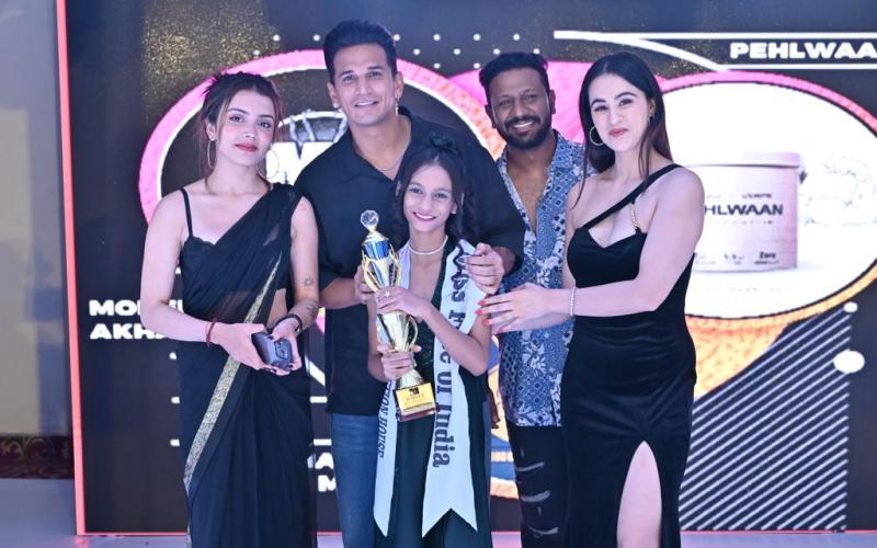 Adhya Verma of Raipur won the prestigious title of Kids Icon of India 2023, Shiv Kumar Verma, mother Mrs. Maheshwari Verma, winner of Bigg Boss and judge of MTV Roadies, Prince Narula, Niharika Tiwari, Nisha Yogini, Chhattisgarh, Khabargali