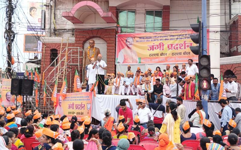 BJP's warlike demonstration under the leadership of Brijmohan Agarwal on Sharda Chowk, Tatyapara road widening, opening of Budha Talab-Dani school road and other demands, Raipur, Chhattisgarh, Khabargali