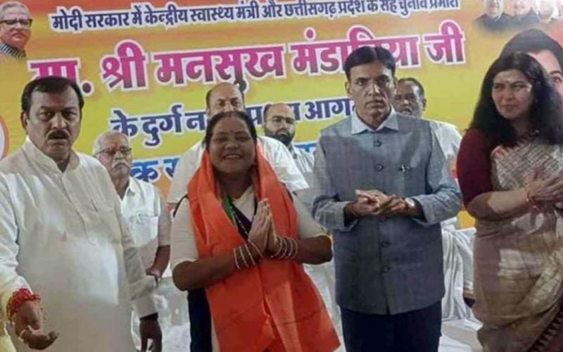 BJP entry of Padmashree Usha Barle, former Congress block president of Patan Mehtar Verma, joined BJP in the presence of Union Minister Mansukh Mandaviya, Chhattisgarh, Khabargali