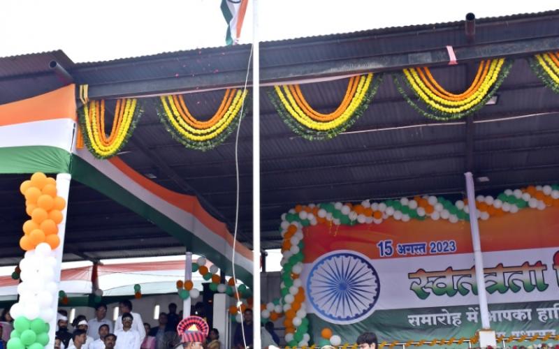 Independence Day celebrated with enthusiasm in Mungeli district, Minister Guru Rudrakumar hoisted the flag in the main function Chhattisgarh News, khabargali