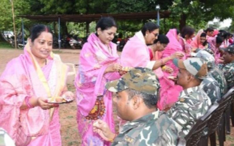 Sisters of Zindagi Na Milegi Dobara tied rakhis to the soldiers of 3rd Battalion, including Ajay Sharma, Sushma Tiwari, Secretary Mamta Sharma, Godavari Tamboli, Apoorva Sharma, Seema Aggarwal, Hemlata Tiwari, Nirmala Goswami, Santosh Sahu and other members of 3rd Battalion  Company Commander Minmal Min, Bhanuram Nag, Harnath Bimal, Girdhari Singh, Horse in-charge Subedar Major Ashok Patel, Raipur, Chhattisgarh, Khabargali