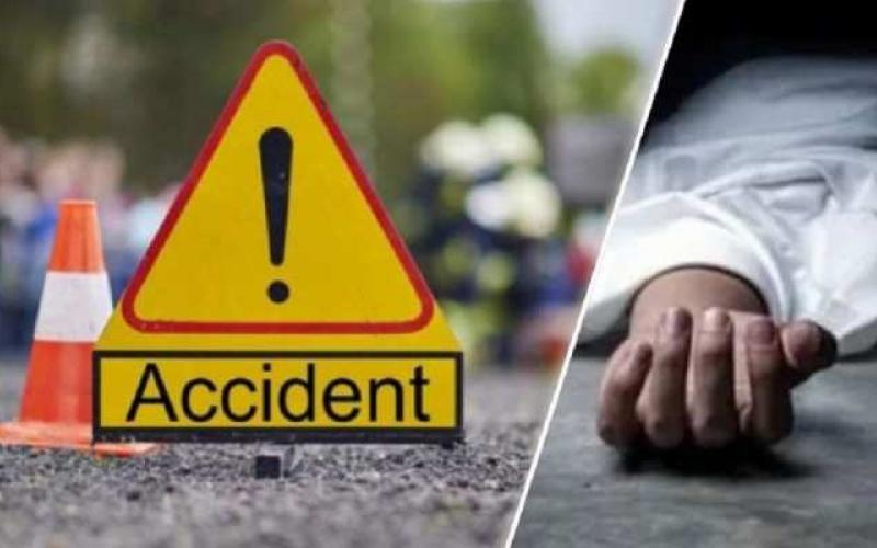 4 killed in Chhattisgarh due to speeding vehicle...many injured...school van caught fire, three children burnt, passenger bus crushed 3 people riding a bike, two people died on the spot, one serious, speeding truck  Hit the tractor, 2 women died, many injured, Chhattisgarh, Khabargali