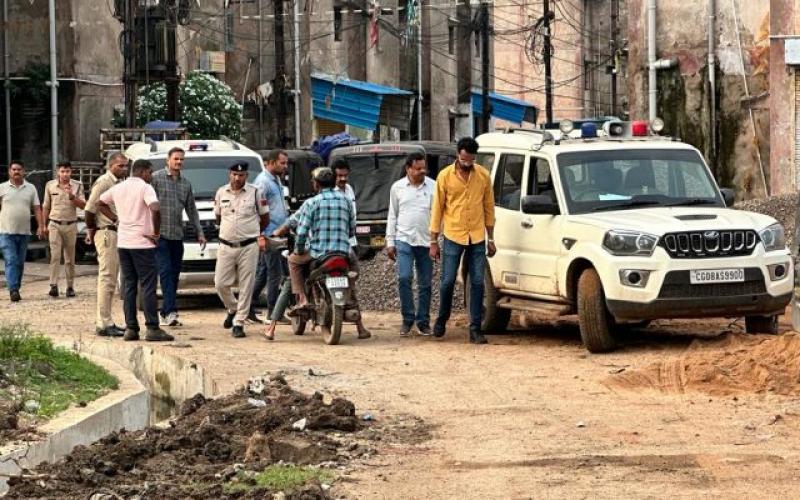 On the instructions of Superintendent of Police Prashant Aggarwal for prevention of crimes, tightening the grip on criminals, City Superintendent of Police Azad Chowk Mayank Gurjar B.P.S., City Superintendent of Police Assembly Udayan Behar, City Superintendent of Police Kotwali Yogesh Sahu, City Superintendent of Police Urla Avinash Mishra.  , Under the leadership of City Superintendent of Police Purani Basti Rajesh Chaudhary, City Police Superintendent Civil Line Manoj Dhruv, khabargali