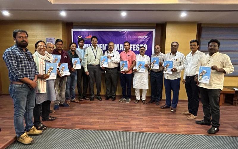 Unique initiative, creation of Children's Manifesto by children, children appealed to political parties to establish quality schools in every Gram Panchayat, Bal Paritosh Das, UNICEF Specialist, Job Zakaria, Chief UNICEF Chhattisgarh, Khabargali