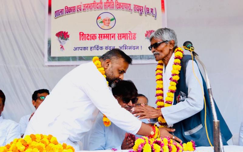 Tikrapara Sh.  Uma.  Teacher felicitated on the occasion of Teacher's Day by Public Participation Committee and School Development Committee in the school, Sushil Sunny Aggarwal, President, Chhattisgarh Building and Other Construction Workers Welfare Board, Raipur, Chhattisgarh, Khabargali.