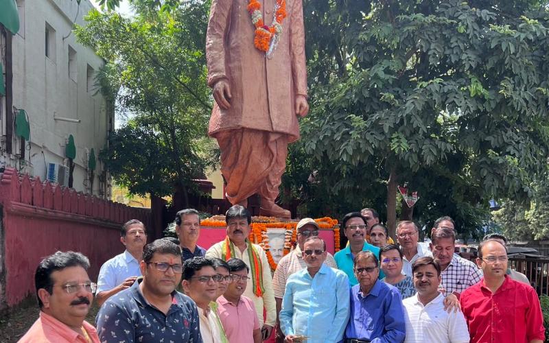 Birth anniversary of Bharat Ratna Lal Bahadur Shastri, the former famous Prime Minister of Adarsh ​​Bharat, All India Kayastha Mahasabha Chhattisgarh, pramod khare,  Sanjay Srivastava, General Secretary of the Mahasabha Pradeep Verma, Nirmal Nigam, Anurag Nigam, Dilip Verma, Ashok Srivastava, Amit Verma of the youth wing, Abhishek Saxena.  , Deepak Srivastava , Atul Srivastava, Raipur, Khabargali