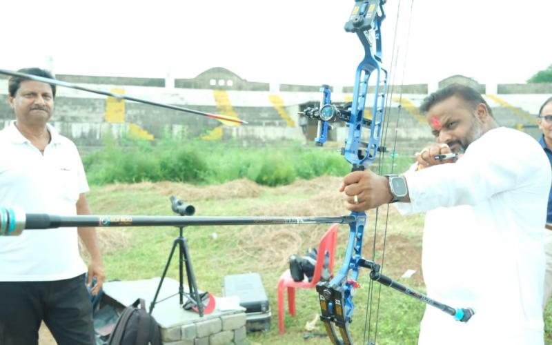 Sushil Sunny Agarwal arrived to encourage the archers, Chhattisgarh Building and Other Construction Workers Welfare Board, Senior State Level Archery Competition organized at the outdoor stadium of Budhapara, Raipur South Assembly Constituency, Sports and Youth Welfare Department, Government of Chhattisgarh, Khabargali.