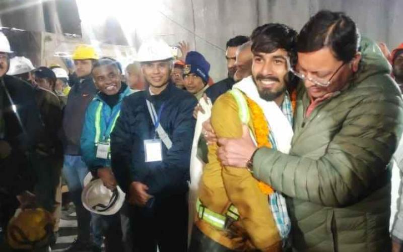 All 41 brave laborers were rescued from the mountain, Silkyara Tunnel of Uttarkashi, rescue operation, Uttarakhand CM Pushkar Singh Dhami and Union Minister VK Singh, Khabargali.